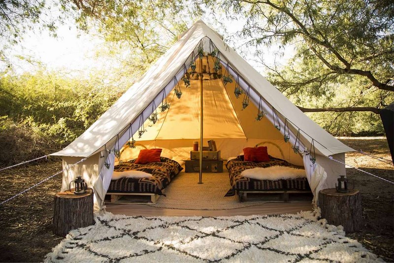 Mẫu trang trí lều cắm trại với cảnh lều Glamping