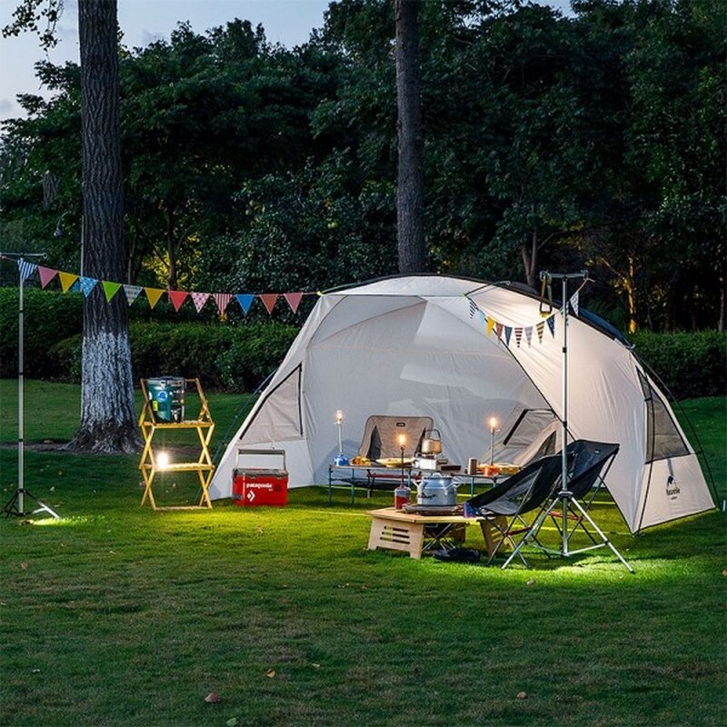Mẫu trang trí lều cắm trại với khung cảnh bàn ghế