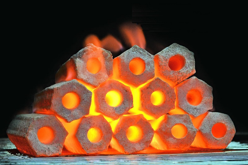 Thịt đang nướng trên bếp than không khói